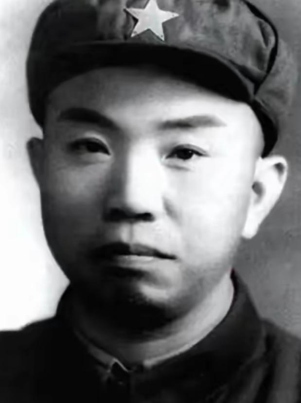 1952年，湖北军区司令员王树声在商店买东西时，盯着一个售货员看了一会，发现此人