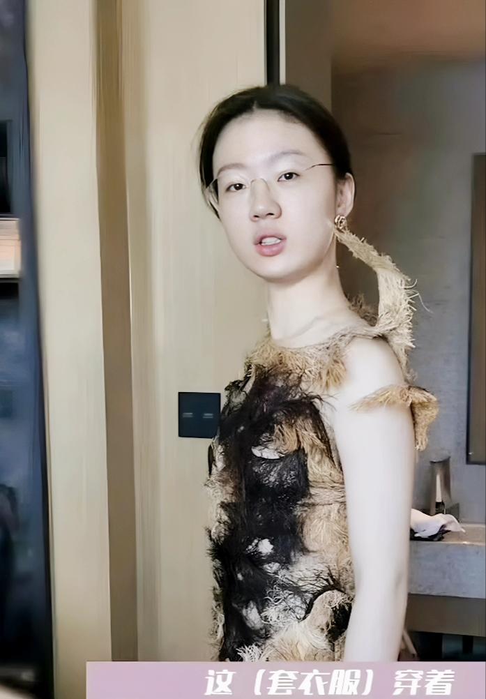 褪去明星那耀眼的光环，她素面朝天，不施粉黛，你还能认出她是谁吗？
置身茫茫人海之