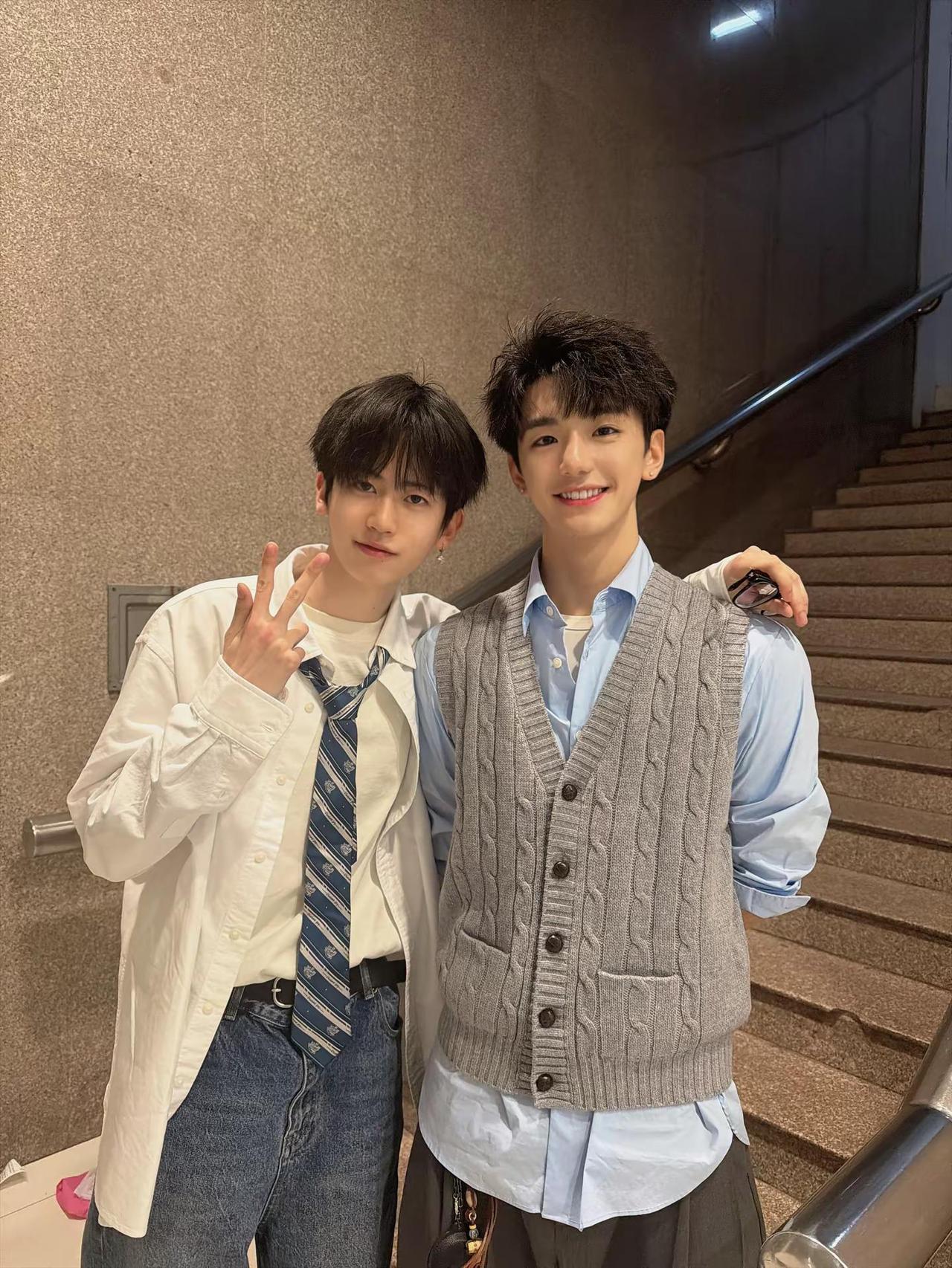 和胡老师合上照啦。今天和胡老师合上照啦，胡老师线下很帅很清爽@inside 胡为