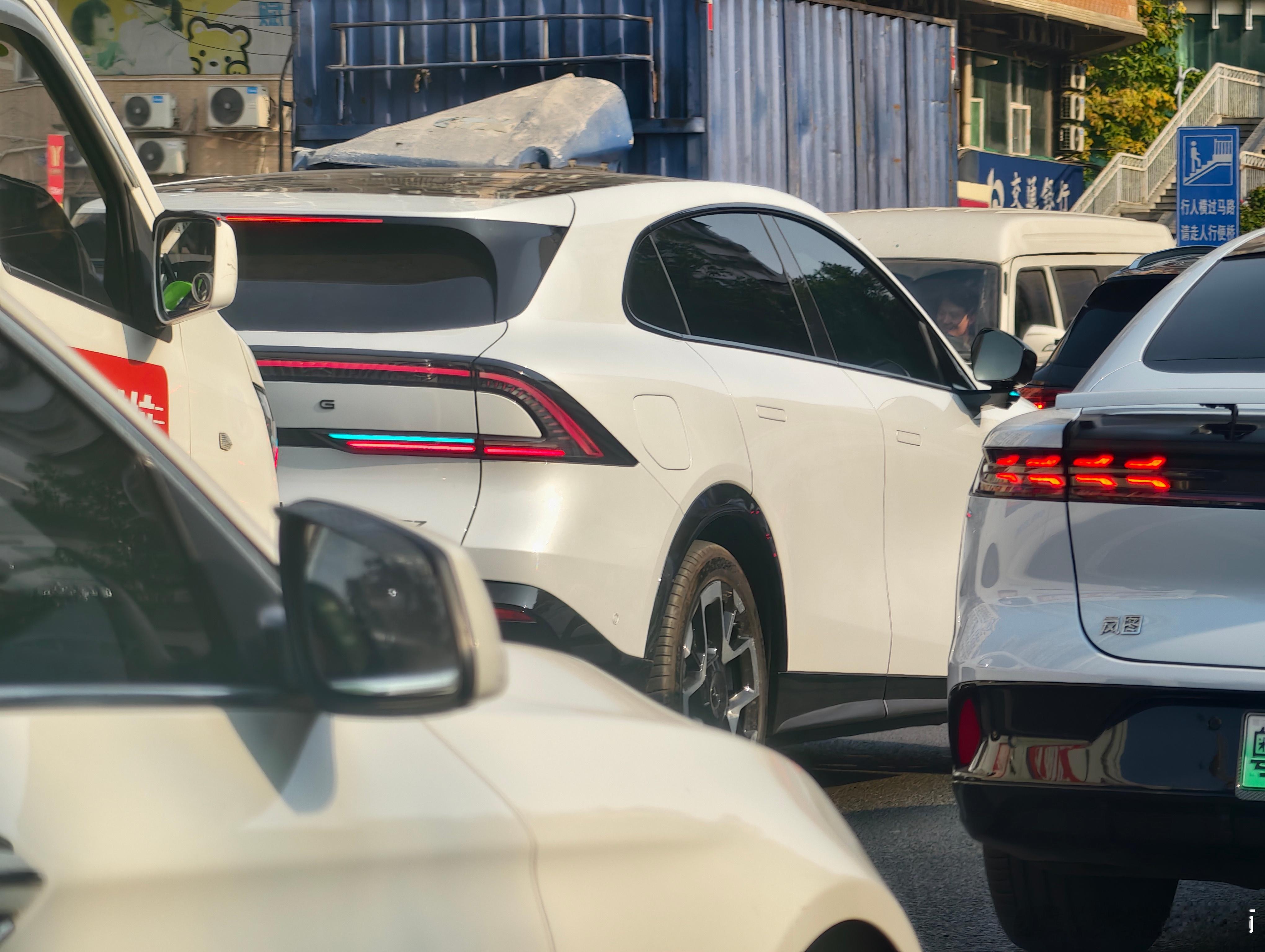 我自己遇到的开小蓝灯的品牌列表里面解锁了深蓝，而前些日子经常遇到的方程豹现在真的