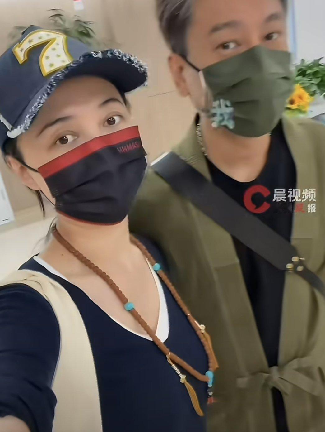 朱孝天的妻子生病独自手术没有人陪她吗，独自手术好那个呀，也要有个人在旁边看着她陪