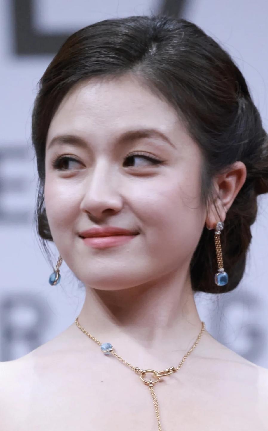 李兰迪那场爱奇艺红毯穿黑色吊带裙出来的时候，手臂有肉，脸颊圆嘟嘟的，副乳也没刻意