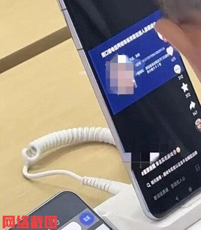 山东有男子在数码店看小孩注册游戏。

由于现在游戏注册需要成年人实名制，但这位小