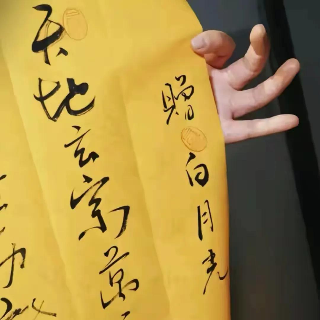 你们都在吃于正与何晟铭瓜，

我却看到的是何晟铭惊若天人的书法！

完全出乎我的
