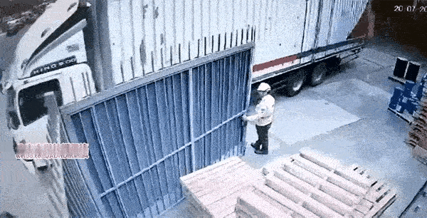 原以为准确地预知危险并加以防范是人人具备的基本生存条件。看了这个视频后才知道有些
