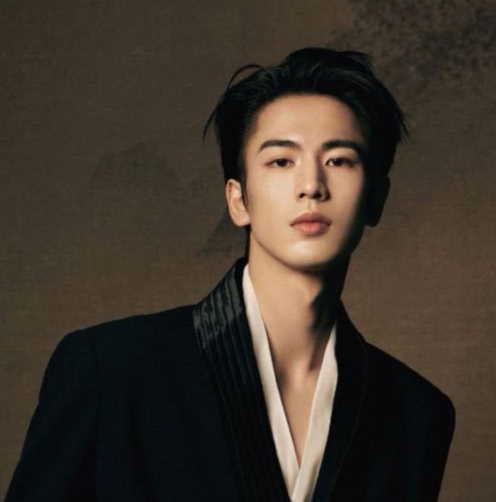 【张凌赫因低血糖摔倒】张凌赫腿伤原因 近日，有片场路透曝光称张凌赫坐地尝试起身时