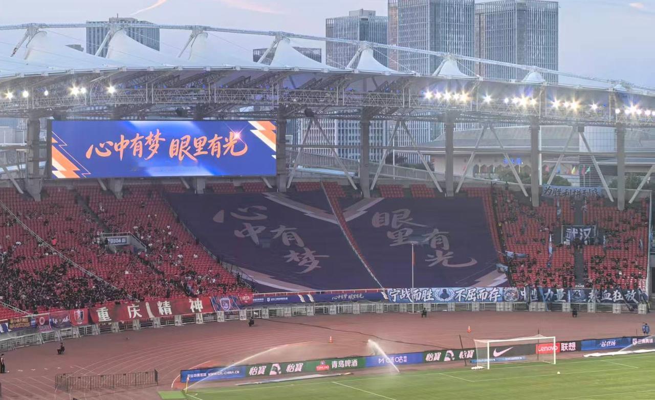 武汉三镇与重庆铜梁龙的比赛即将开始，这场比赛对武汉三镇的意义不言而喻，是一场输不