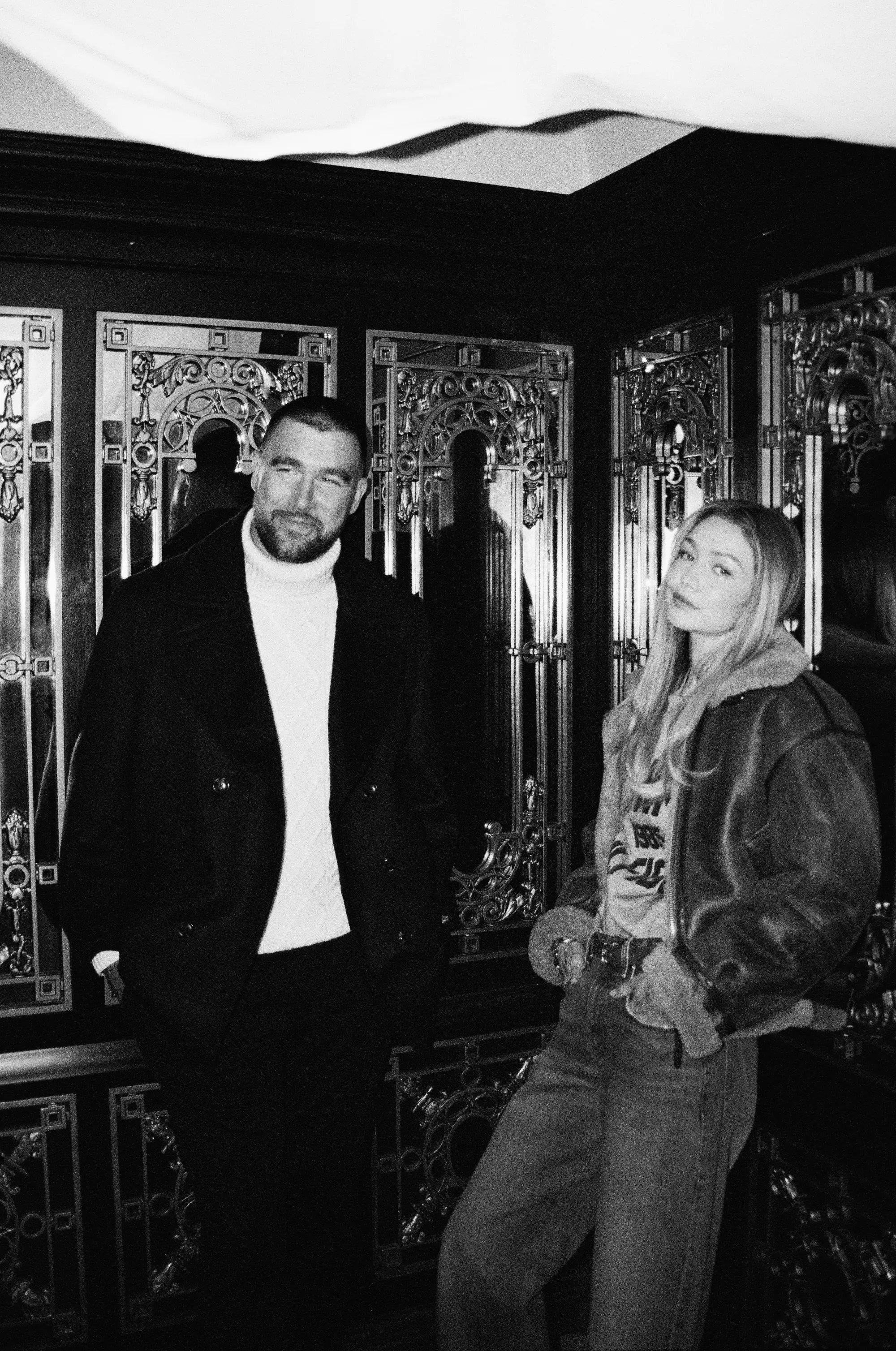 Gigi Hadid和草莓熊Travis Kelce为Tommy Hilfige