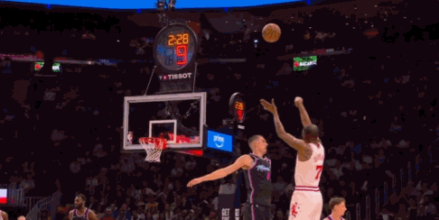 对着希罗喊“pussy”！杜兰特真敢说啊！
在今天NBA常规赛火箭对阵热火的比赛