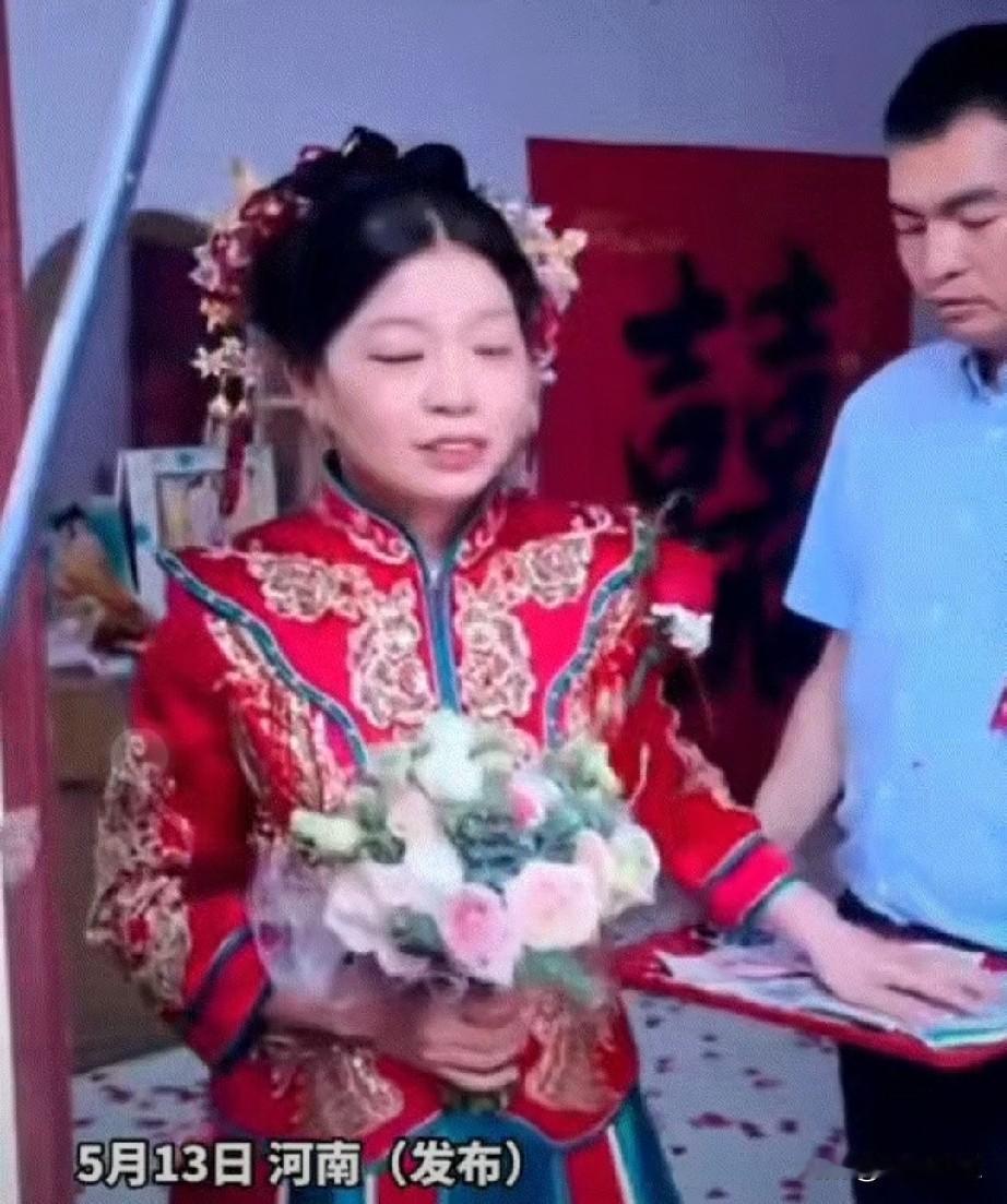 妹妹出嫁只抓一张喜钱，无父无母的哥哥当场破防泪崩
 
河南，一妹妹大喜之日，哥哥