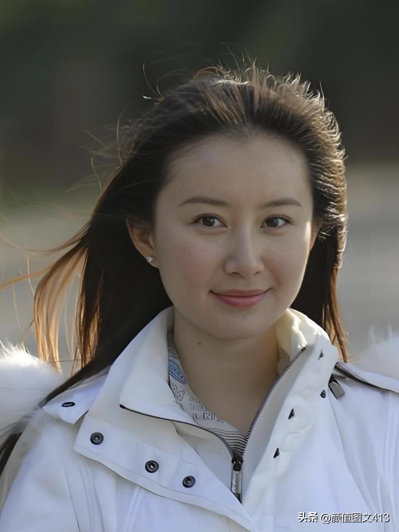 清冷系古典美人，童星出道即惊艳。从《宝莲灯》小玉到《魔幻手机》傻妞，她演活了每个
