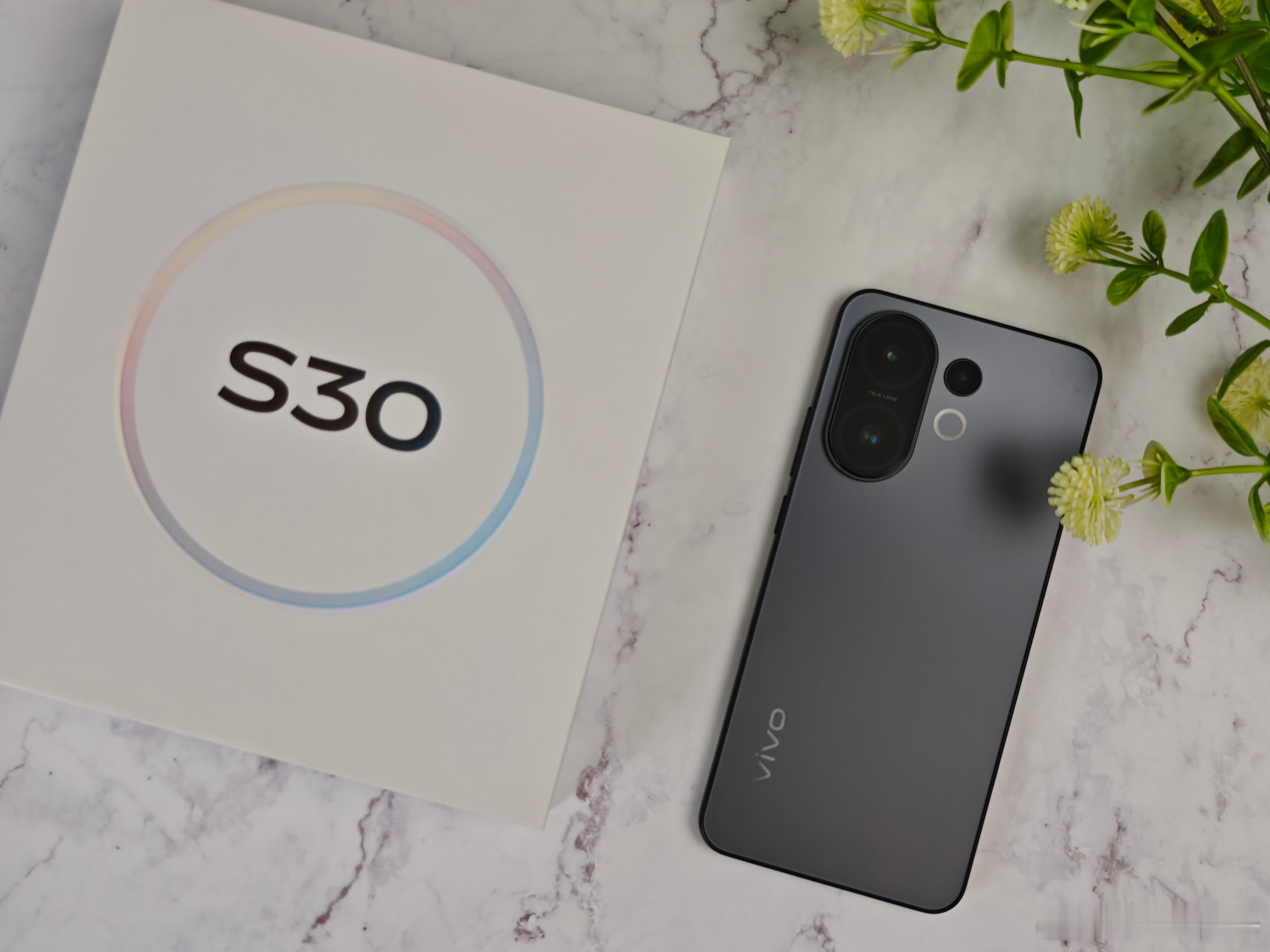 vivo S30我拿到的是可可黑配色，黑色是不会出错的颜色，男女都可。相机dec
