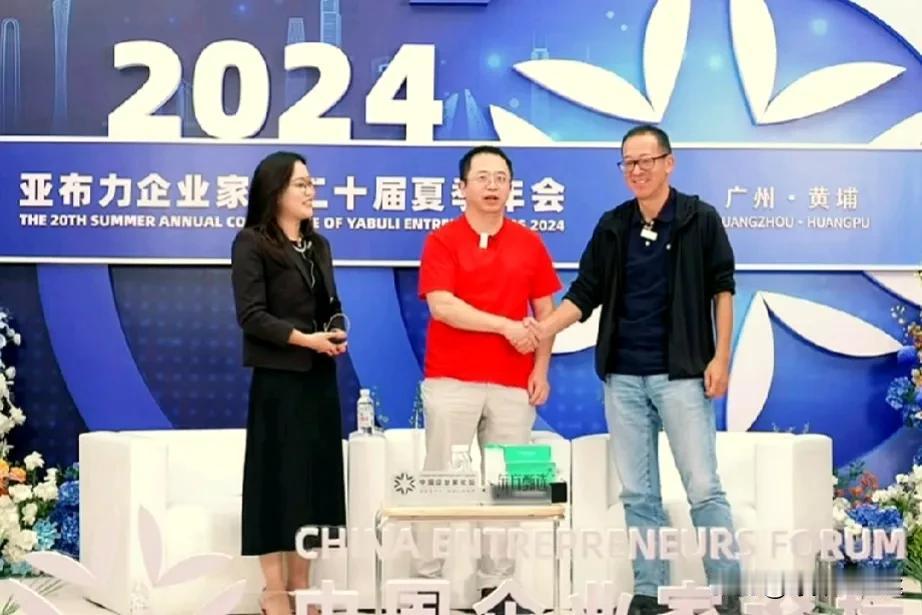 红衣大叔太强势了，
都不让美女蓓蓓说话，
每次蓓蓓见缝插针想要提问的时候，
刚开