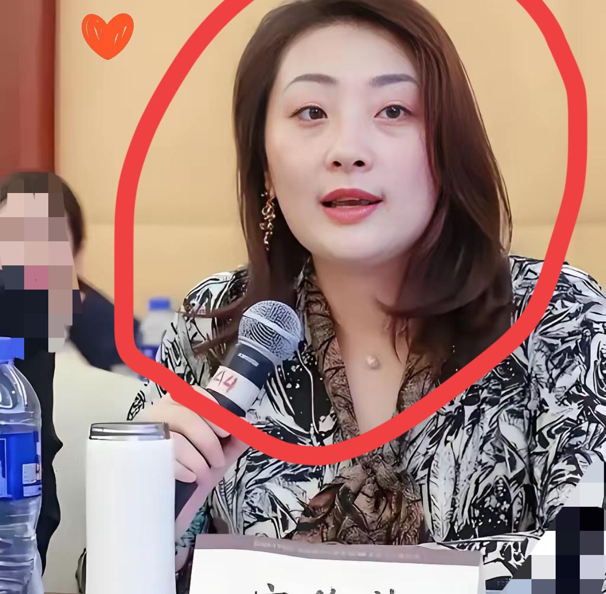 大小姐虽然辞职了，
但是还有一个好消息，
她辞去法人，董事和董事长，看似断干净了