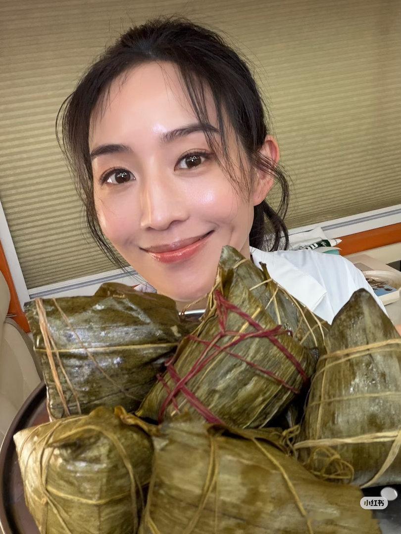 没有搞怪的角度和姿势 就这么温温柔柔看着镜头笑 好喜欢这样特别漂亮的张钧甯