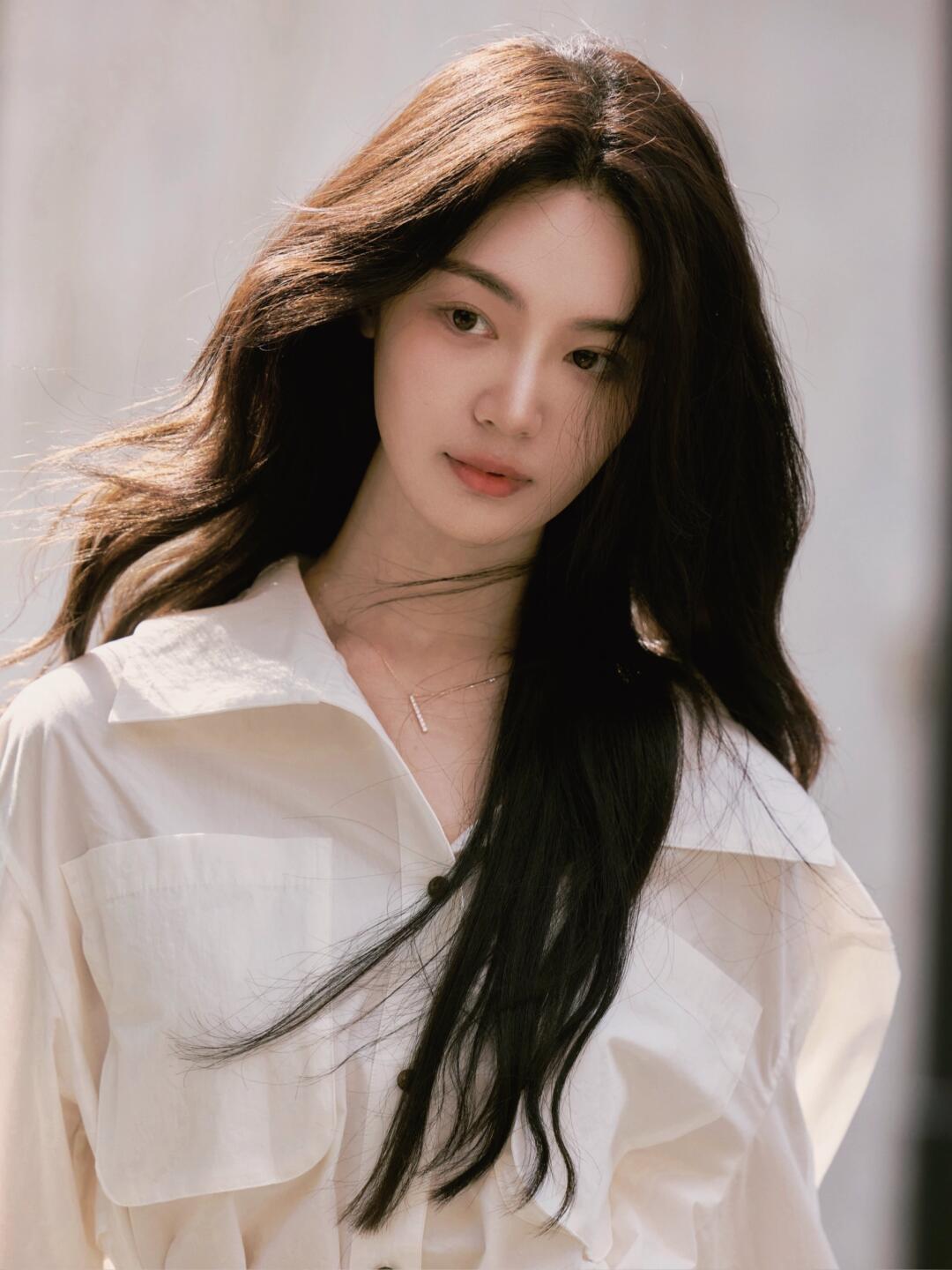 她说，穿风衣的日子，总是特别像电影。