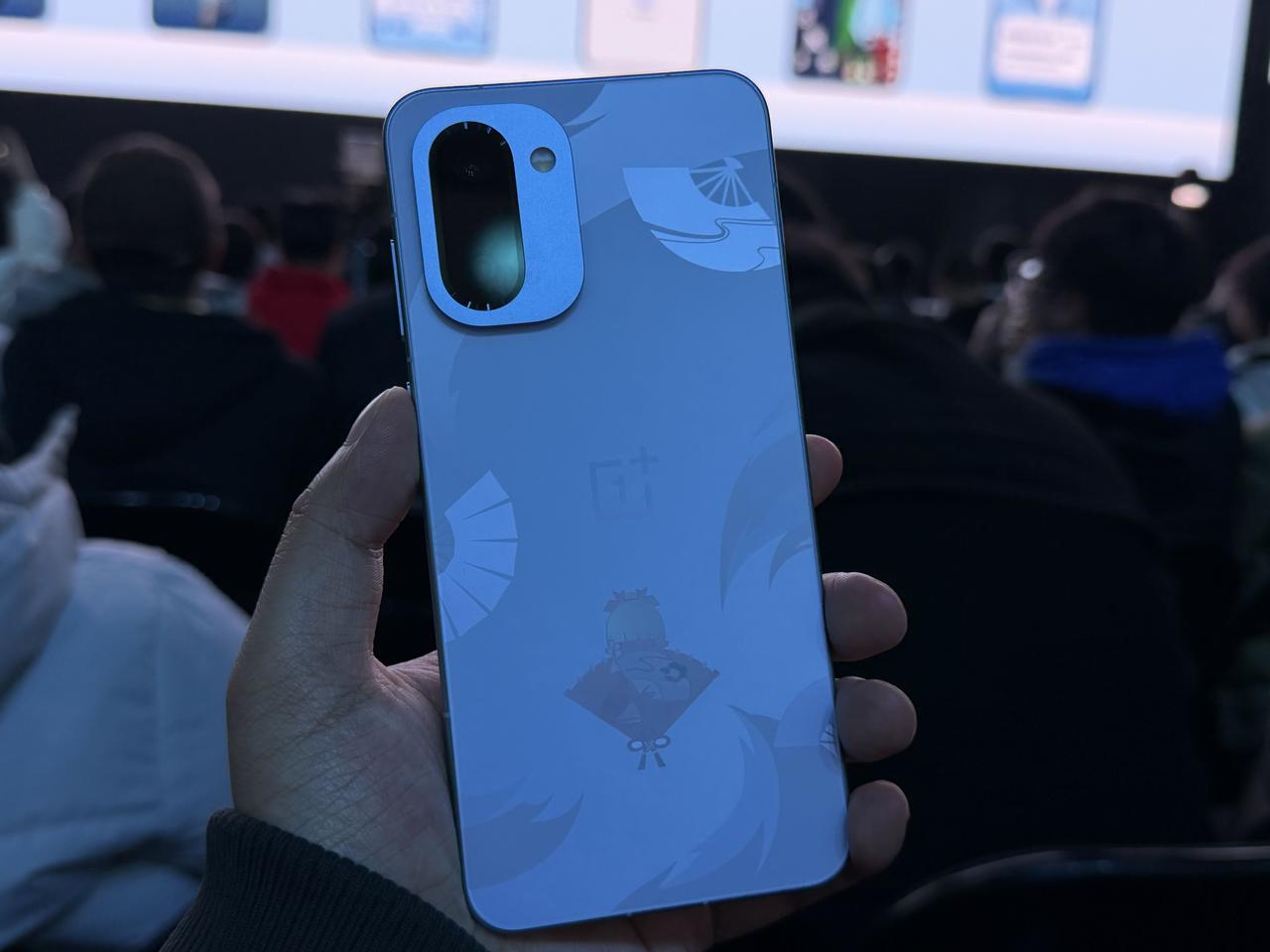 现场摸到了神里绫华的定制版，太酷了。
原神玩家看了走得动道？