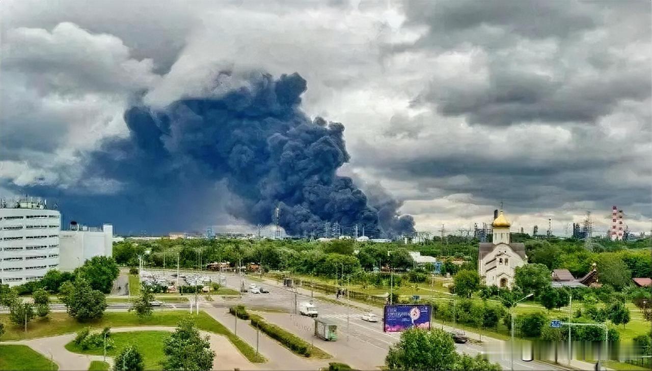 最近乌克兰多次出动低空无人机，绕开俄罗斯防空系统，袭击俄境内炼油厂，本土接连发生