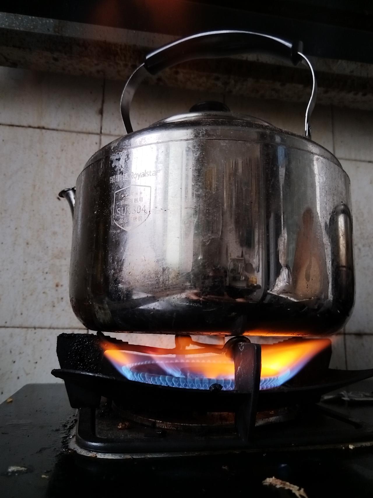 请教各位这样的火苗算是正常吗？