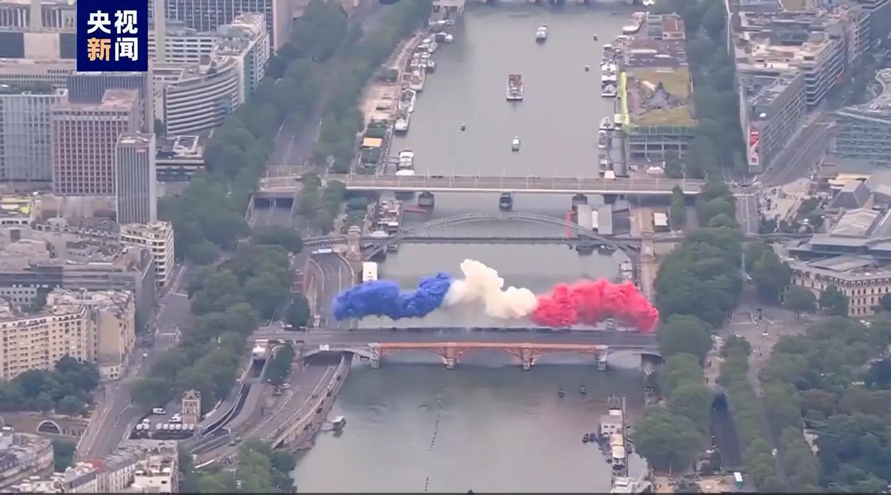 央视剪辑的2分18秒巴黎奥运会开幕式短片，在海外社交媒体引发大量讨论。网友们表示