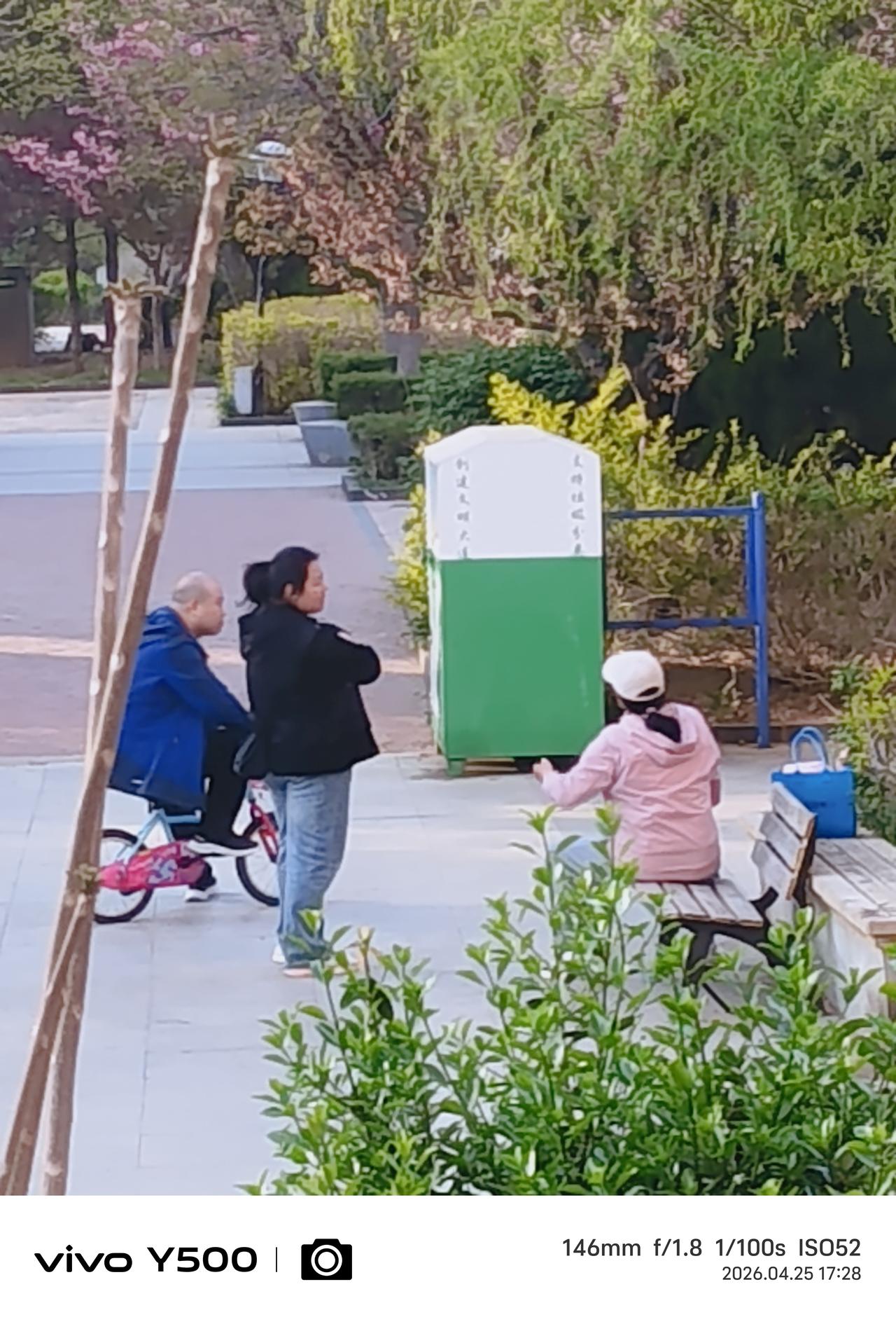 童车有时候是爷爷压碎的，他们老了，哄孩子时间长了，腰疼，腿疼站不住，那么大的人，