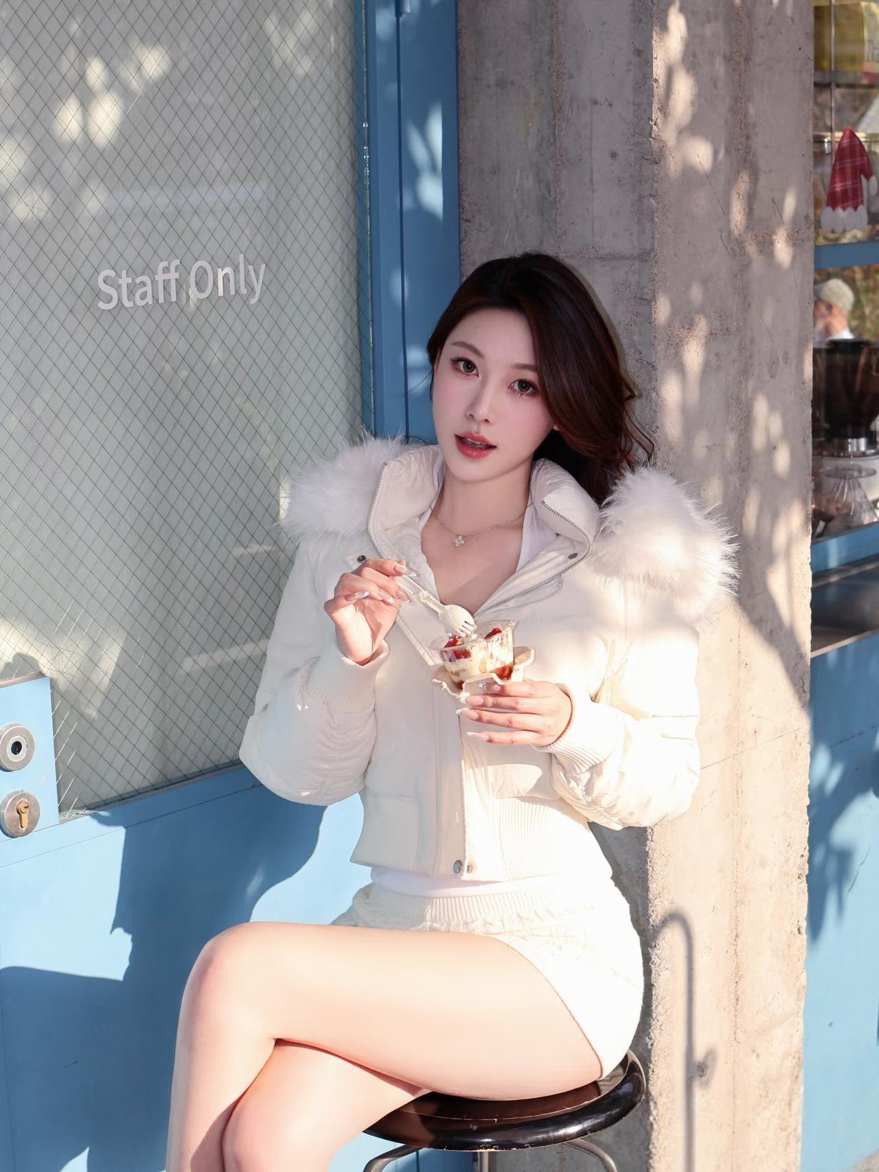 冬日暖阳下，享受冰淇淋时光