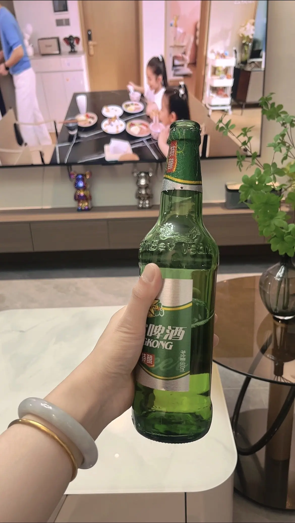 今天不用杯，直接用瓶吹😂😂