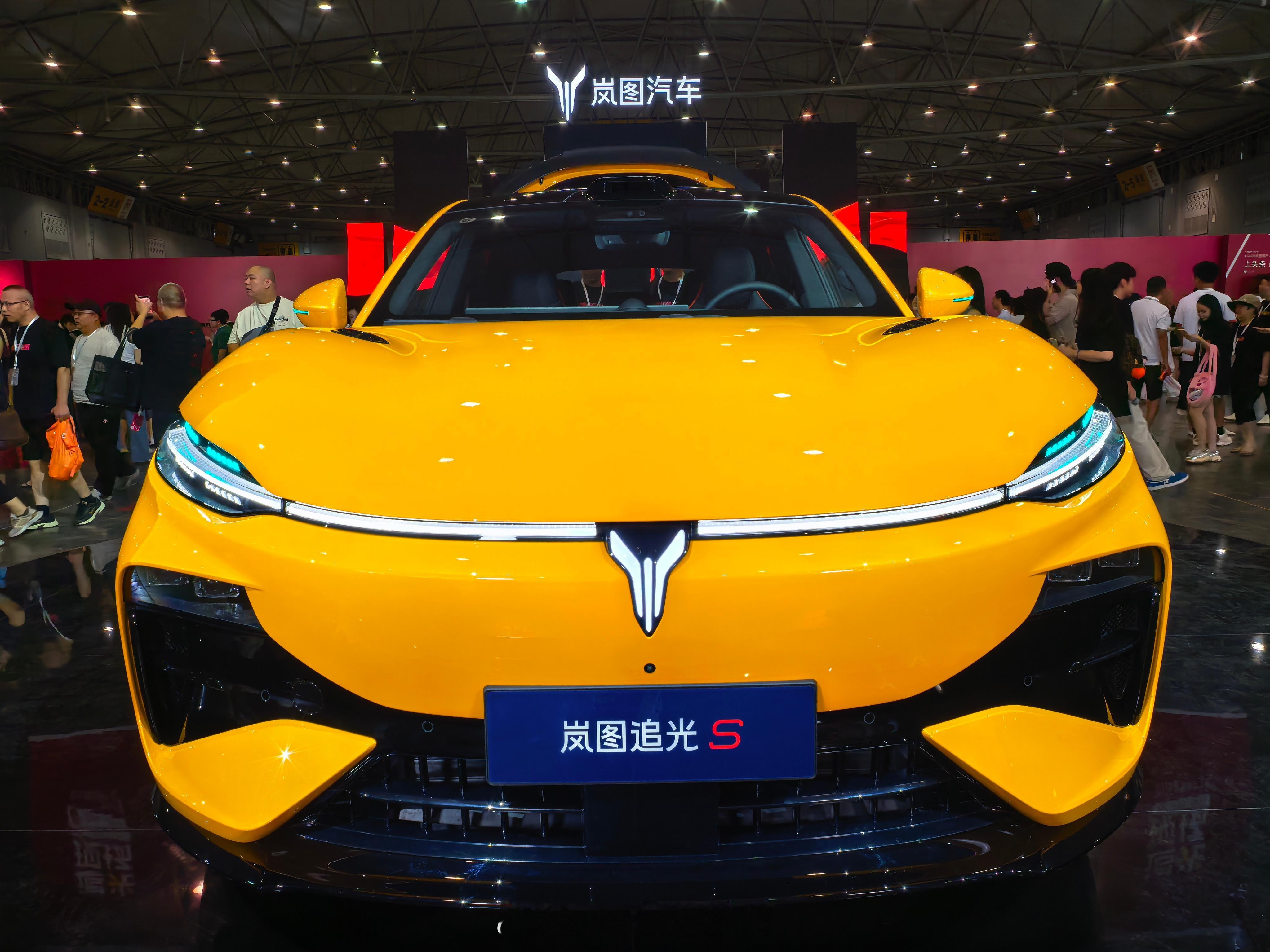 岚图追光S正式上市，售价22.99万元起，标配华为乾崑ADS5，896线激光雷达