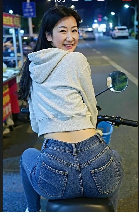 〔赞骑手〕
图中画面是美女；
驾驶时代摩托车；
遵规守纪要牢记；
开车安全系心中