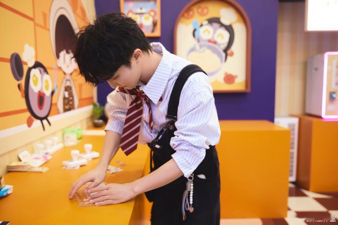 周深好萌的店长  在开心玩着扭蛋机的周深好萌的店长， 也太有趣了吧，隔着屏幕都觉