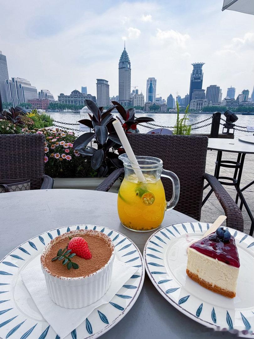 上海浦江两岸，你在这边看风景，那边看风景的人在看你，各有欢乐。微风不燥，阳光正好