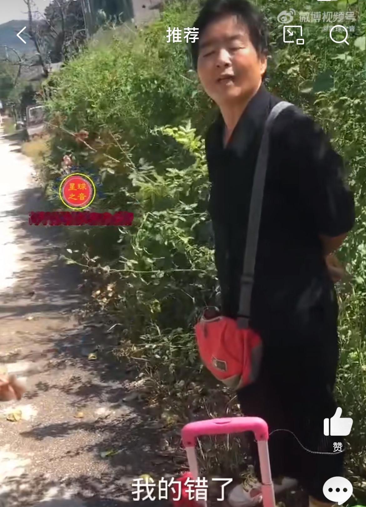拿着高额退休金，免费车坐着，来农村零元购，偷农民辛苦种的菜。这个黑衣老太，拉着小