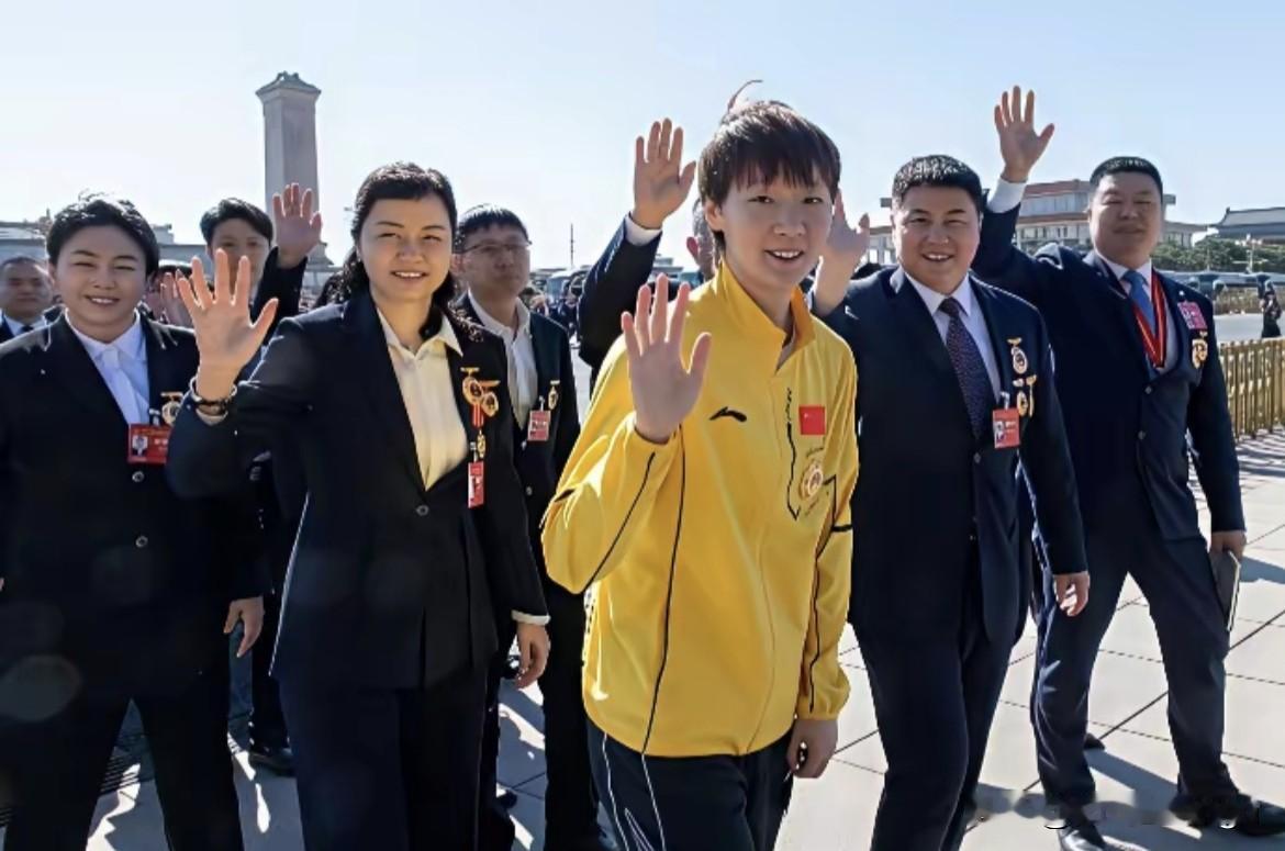27岁，荣光在身，少年依旧。

阳光下的人民大会堂前，王曼昱和劳模代表们，一起挥