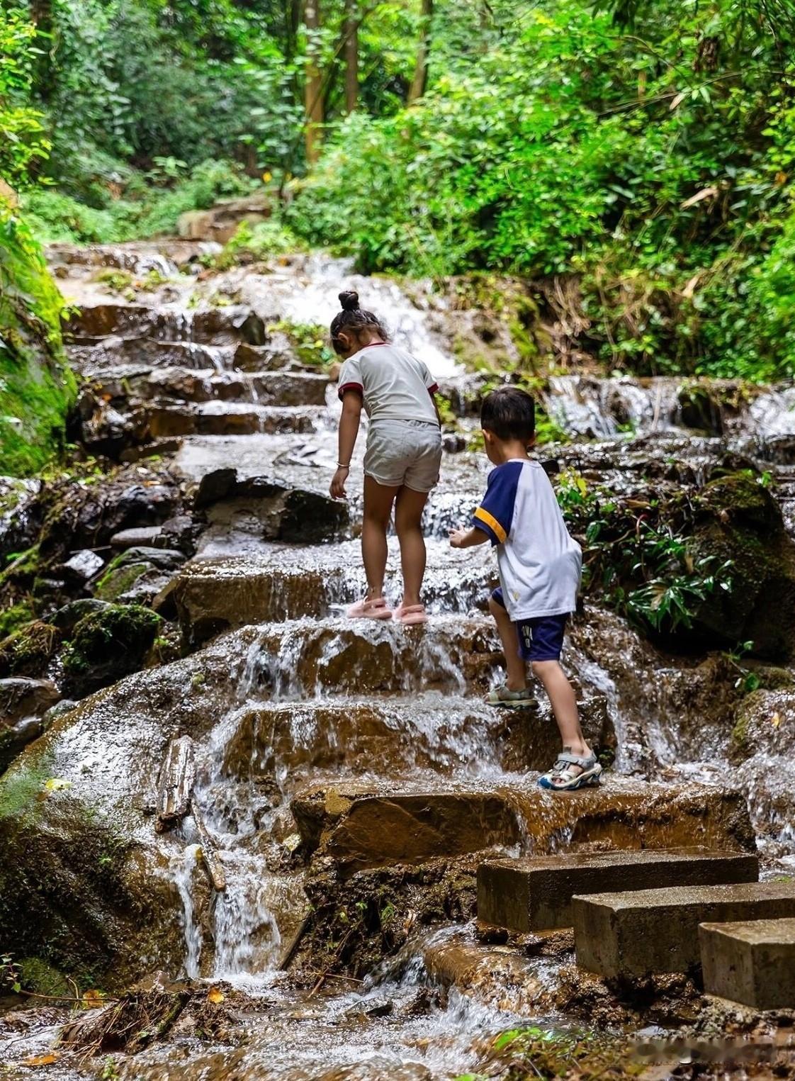 带娃耍水溯溪宝地，清凉景美还免费，成都出城1.5H
空山新雨后，清泉石上流。
人
