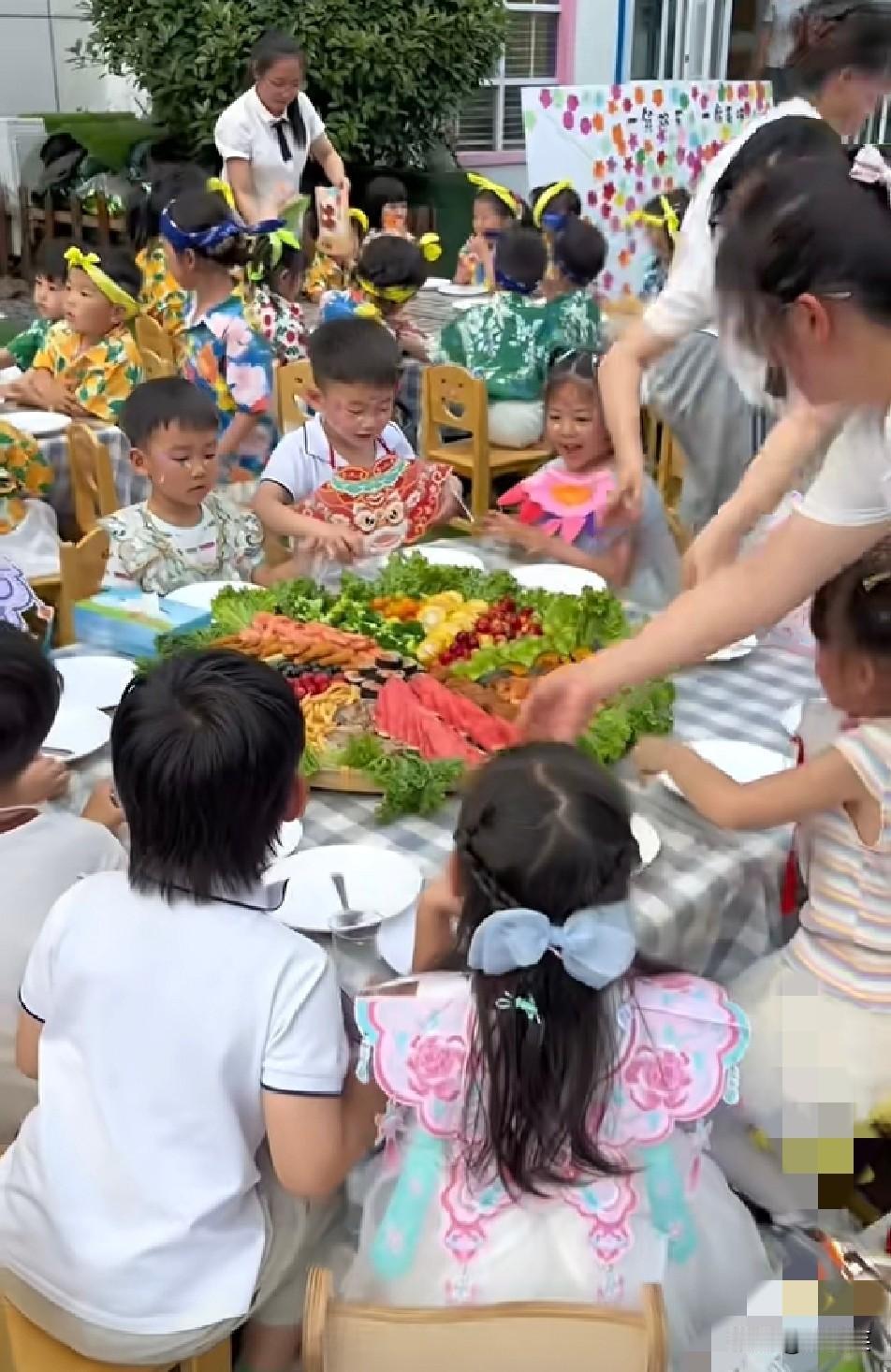 谁能拒绝

一场氛围感满满的童年簸箕宴？

六一儿童节

幼儿园直接把特色宴席搬