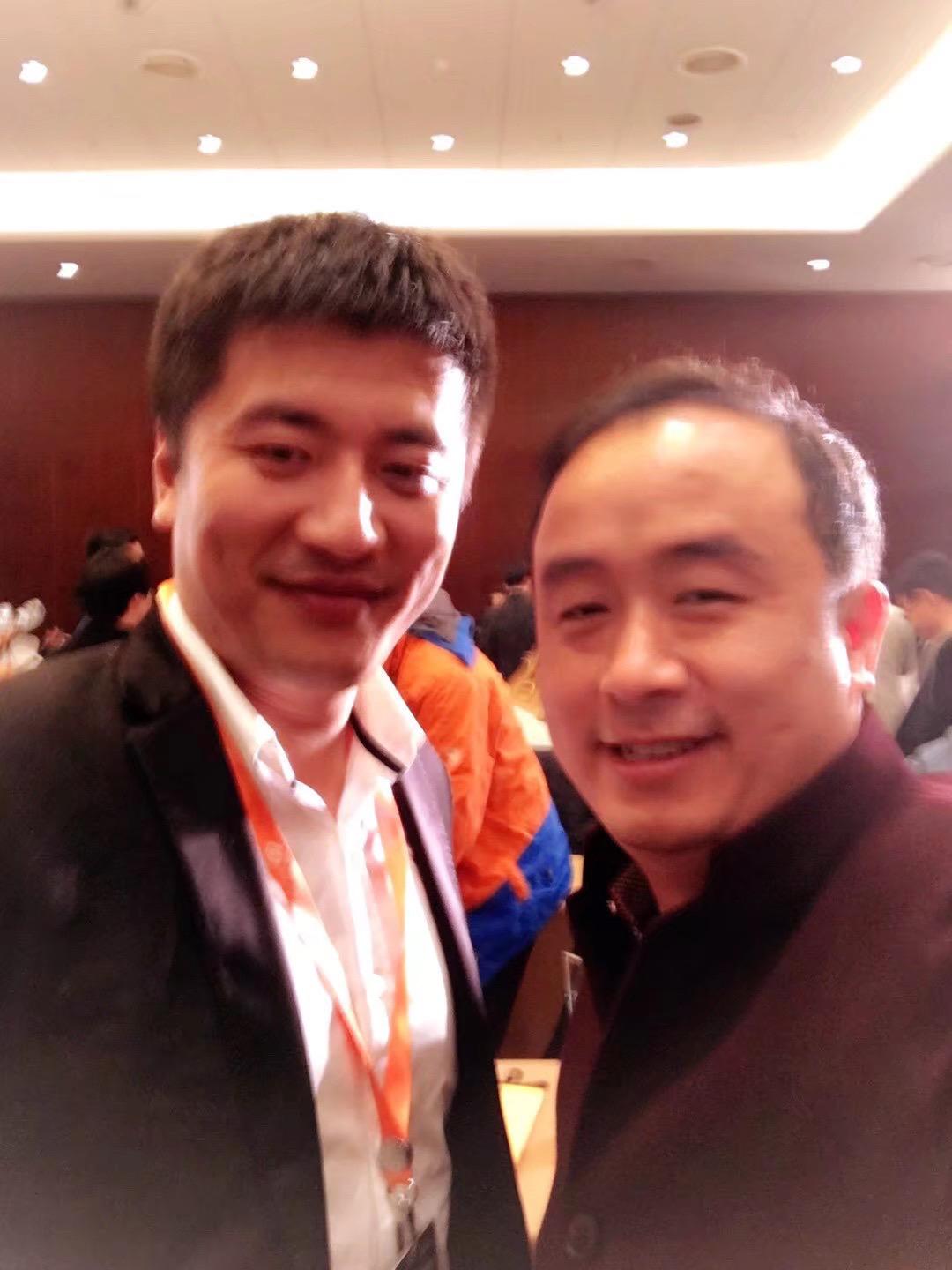 翻出2016年微博V峰会的珍贵合影，那年我和张雪峰老师一同领奖，见证他意气风发的