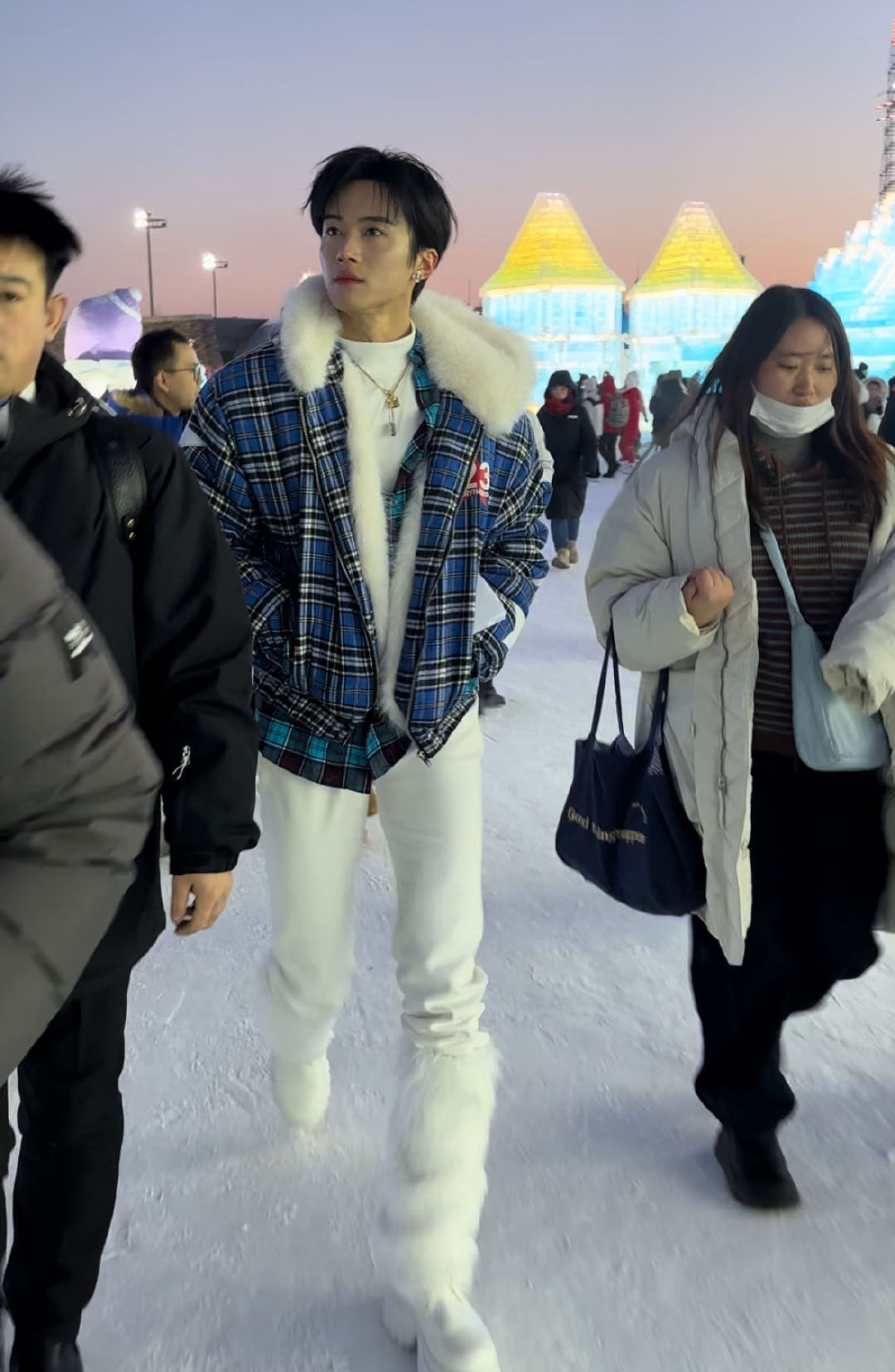 冰雪大世界偶遇闫桉  闫桉哈尔滨冰雪精灵妆  谁发明的冰雪精灵妆造啊，简直就是为
