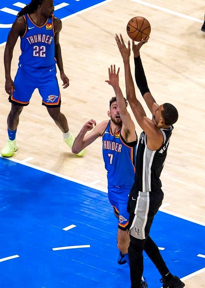 再等25年？史密斯直接把话挑明，尼克斯今年拿不到冠军，就彻底没戏了。

东部彻底