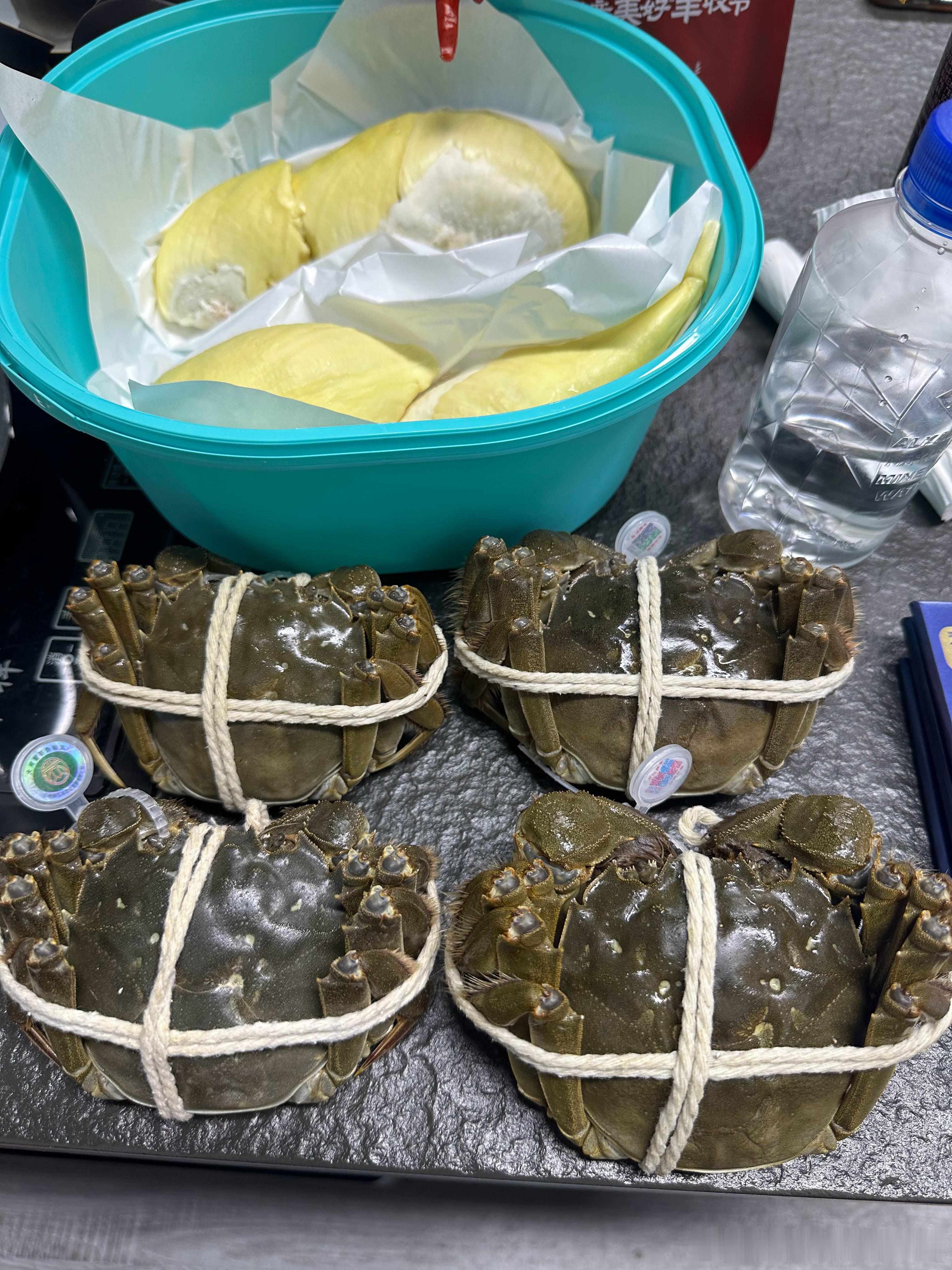现在的鲜榴莲不好吃，大闸蟹刚刚好。 ​​​