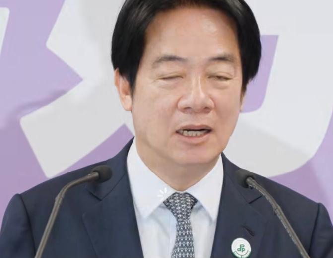 赖清德声称“完全没妥协空间”。1300吨含一级致癌物的食用油混进市场，但赖清德却
