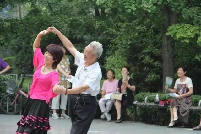 上海闵行一位七旬独居老人，每月花4500元租两套房囤废品，三套房塞了30吨垃圾，