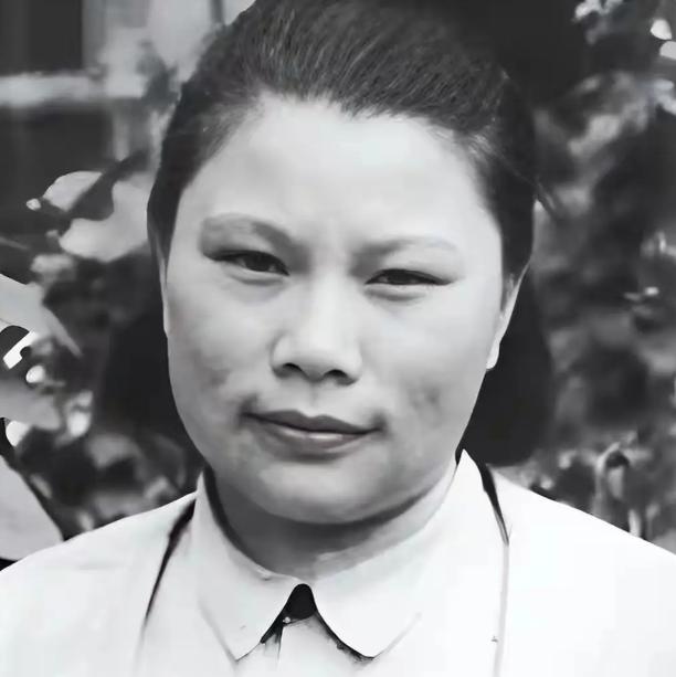 1992年4月10日中午，81岁的康克清突然呼吸困难、血压骤降。孙子贴着她耳朵问