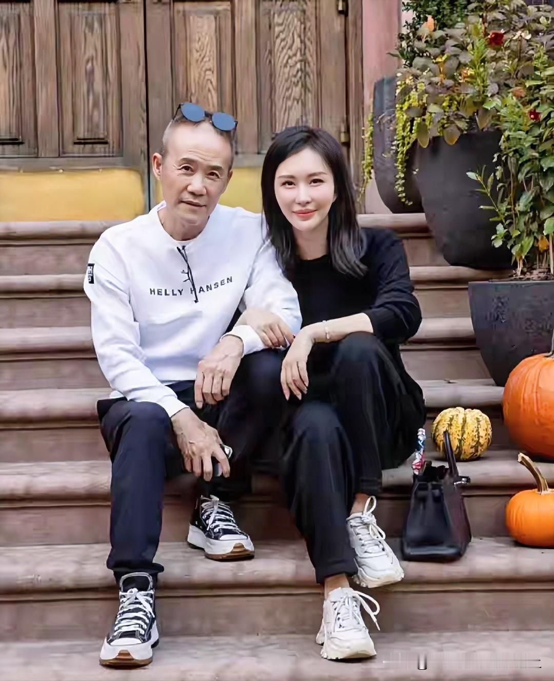 44岁的田，74岁的王石。
王石为了永葆青春，天天锻炼爬山。
田为了变成独立女性