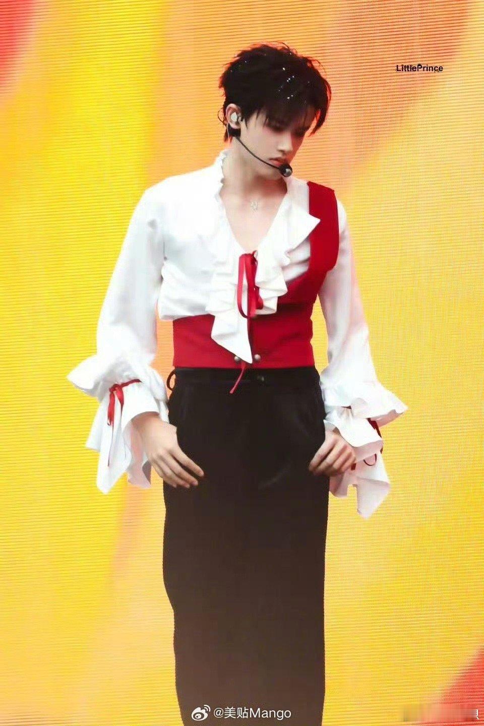 张极丝绸西装完全是daddy级别 将丝绸的华贵与声线的醇厚结合到极致，张极在这个