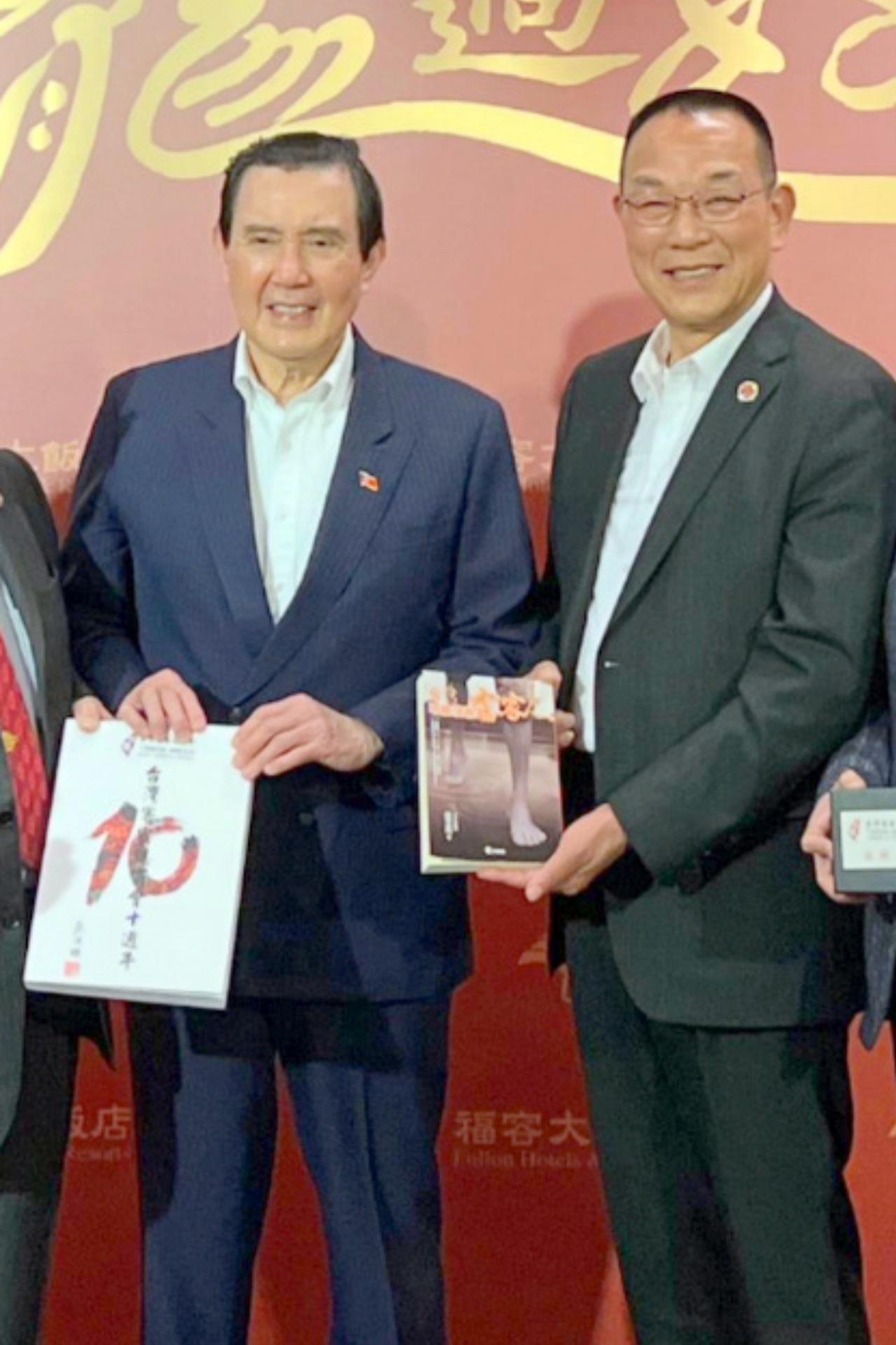 金溥聪在记者会上公布了一张拍摄于2023年10月的萧旭岑和台商韩萤焕手捧现金的合
