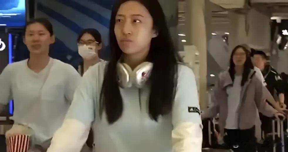 女排已经抵达泰国，准备对阵日本女排，队伍里有一个人特别显眼，她就是丁霞，从表情上