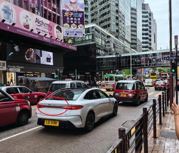 中国汽车高速发展，比亚迪的发展态势已超过特斯拉！比亚迪专心造车，马斯克重心旁路，