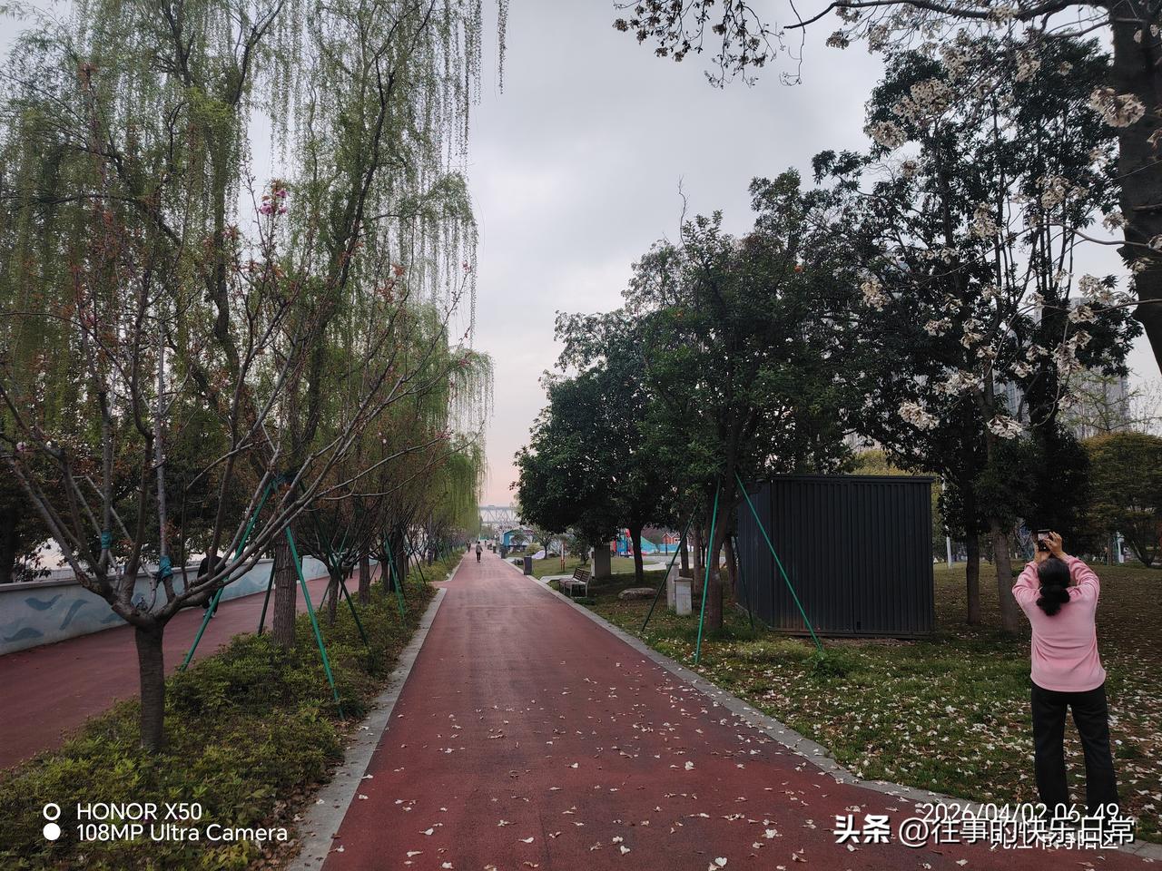 晒出你的本地生活长江岸边晨练打卡分享运动“晒出你的本地生活”