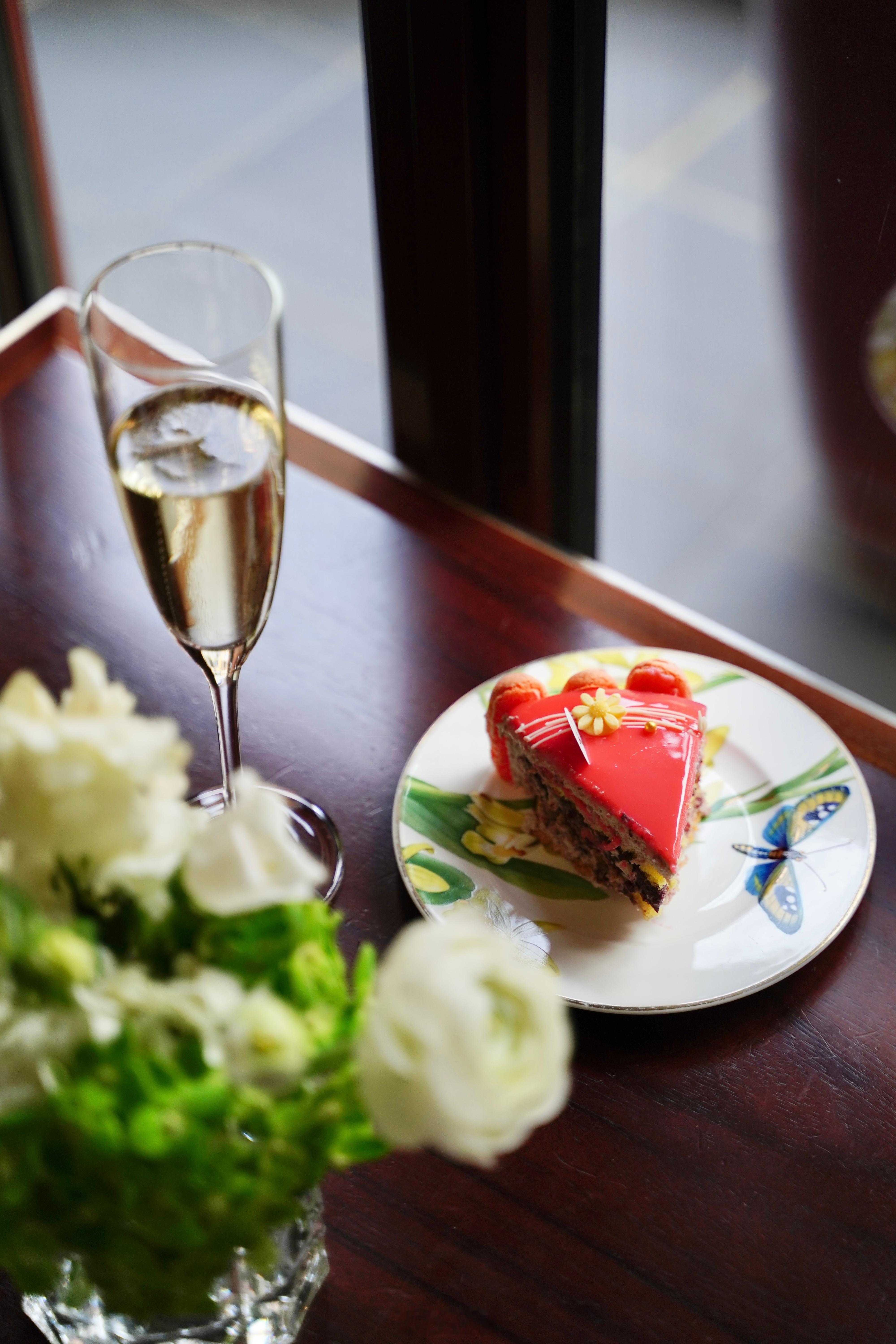 春天的午后，你有没有突然想要被甜美的味道包围？那种浓郁的巧克力混合果莓的酸甜，创