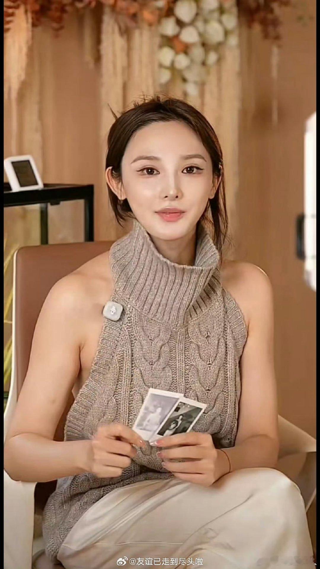 彭小苒直播穿的衣服彭小苒直播穿衣争议 彭小苒直播穿的衣服，怎么看 ​​​